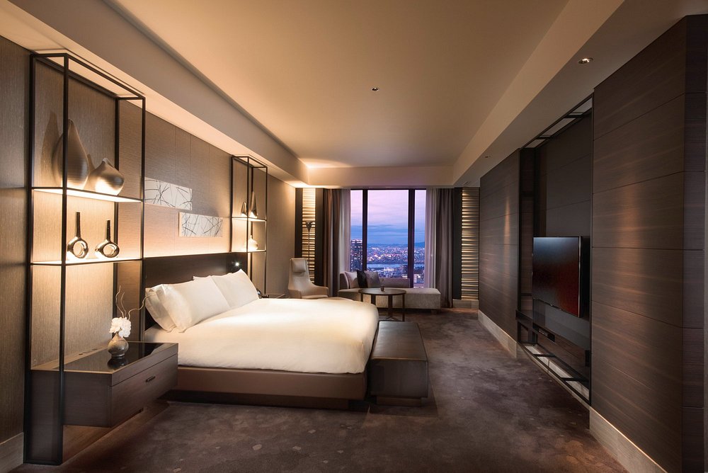 モダンなホテルの部屋の家具