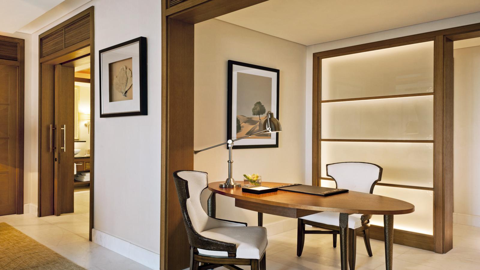 5つ星ホテルの家具を販売中