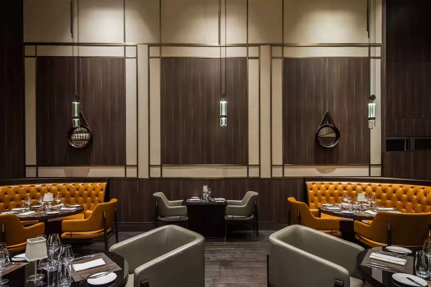 エレガントなホテルの寝室のシングルラウンジチェアリビングルームの椅子