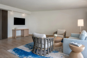 クラウンプラザ アブダビの客室家具